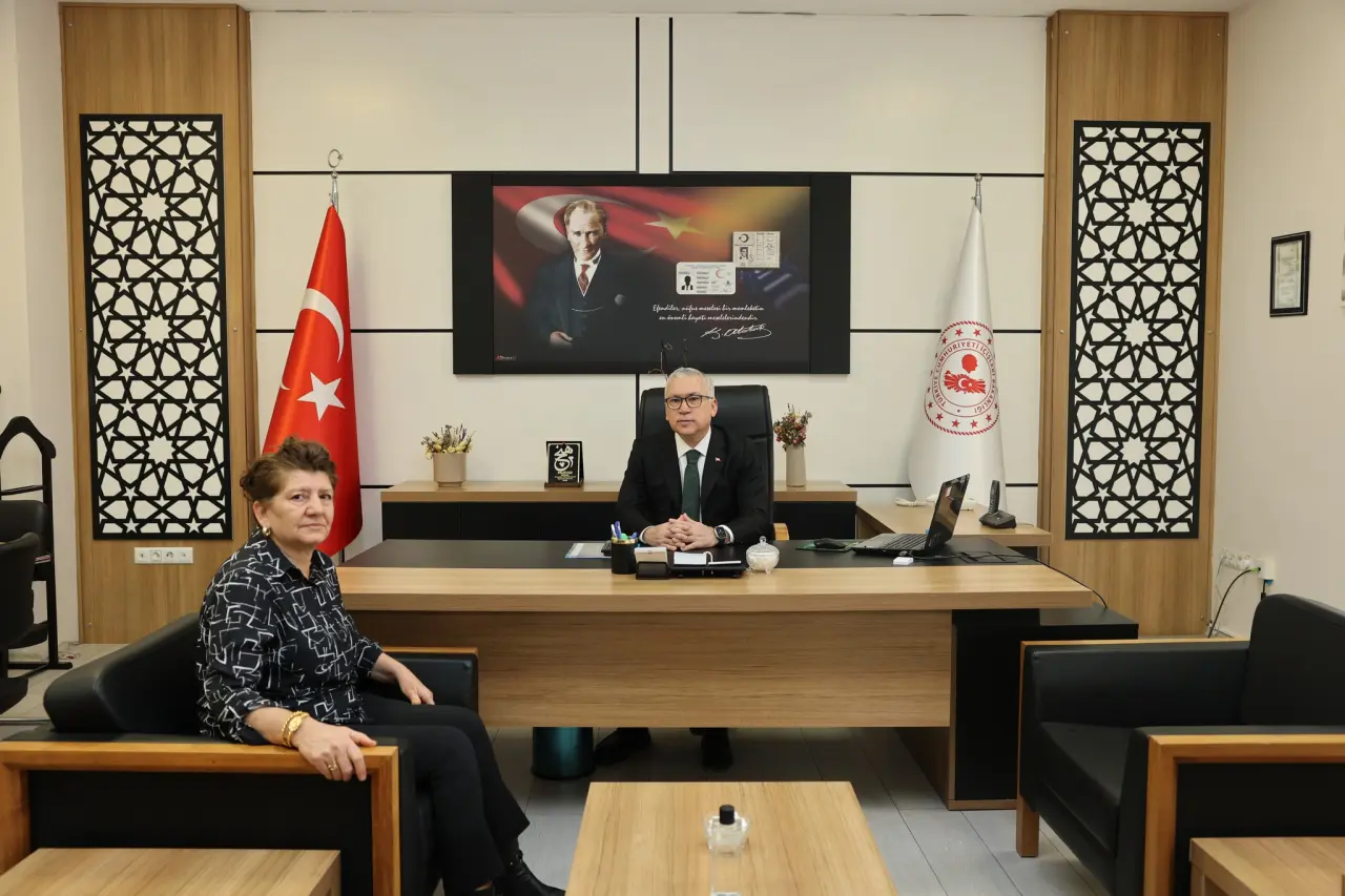 televizyon, haber odası ve Oval Ofis görseli olabilir