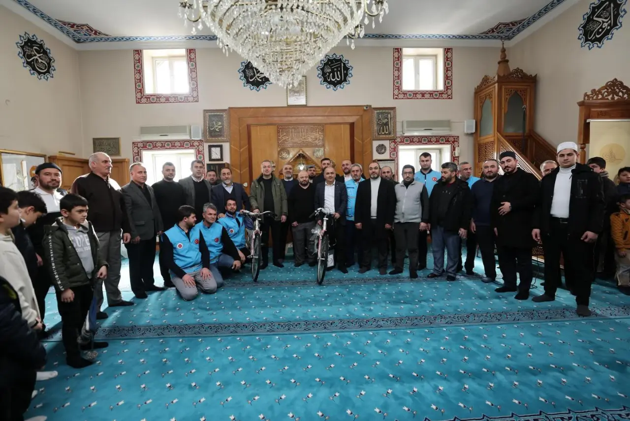 bir veya daha fazla kişi ve yazı görseli olabilir