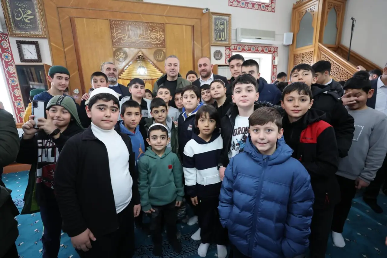 bir veya daha fazla kişi ve yazı görseli olabilir